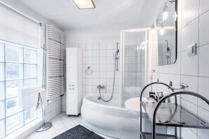 City Apartment, Multiple Beds, City View | Bathroom | Free toiletries, hair dryer, towels, soap - WS Sauna Apartments (Kraków)