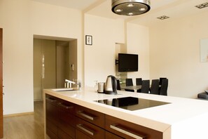 奢华公寓, 多张床, 无烟房 | 私人厨房 | 大冰箱、微波炉、烤箱、炉灶