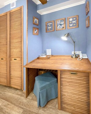 Deluxe-Vierbettzimmer, 2 Queen-Betten, ohne Fenster | Hochwertige Bettwaren, Zimmersafe, individuell dekoriert, Schreibtisch