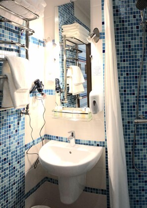 Standard Double or Twin Room | Bathroom amenities