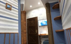 高級寢具、房內夾萬、獨特設計、書桌