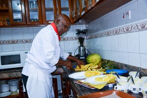 Private kitchen - Adonai Guest House - Hostel (Kampala)