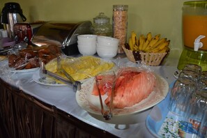 Free daily continental breakfast - Adonai Guest House - Hostel (Kampala)