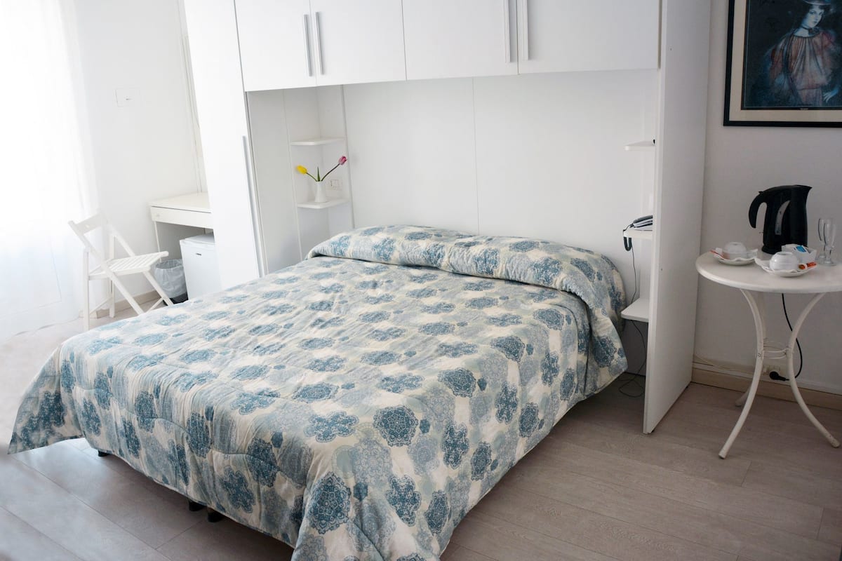 Doppel- oder Zweibettzimmer, Balkon | 1 Schlafzimmer, Schreibtisch, kostenloses WLAN, Bettwäsche