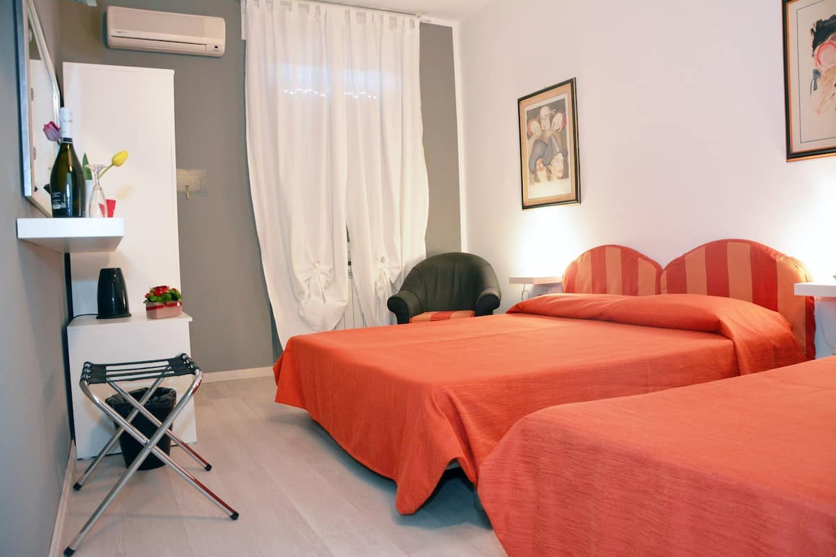 Dreibettzimmer | 1 Schlafzimmer, Schreibtisch, kostenloses WLAN, Bettwäsche