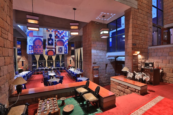 2 restaurants, breakfast, lunch served; local and international cuisine
