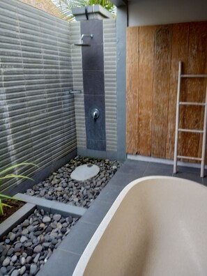 蜜月别墅 (Private Pool) | 浴室 | 免费洗浴用品、毛巾