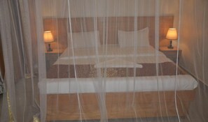 Premium bedding, individually decorated, individually furnished, desk - EKA Hoima Hotel (Hoima)