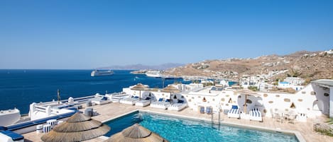 Piscine extérieure, parasols de plage, chaises longues