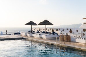 室外泳池；泳池傘、躺椅