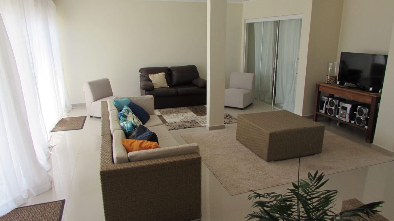 HIGH STANDARD HOUSE WITH POOL AND CHURRASQUEIRA