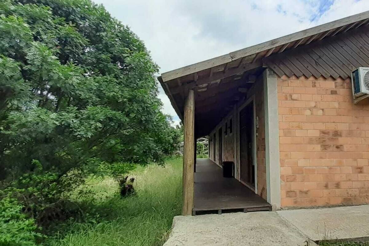 Um edifício com fachada de tijolos e uma porta aberta que dá para o interior.