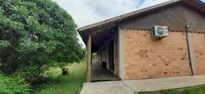 Um edifício com fachada de tijolos e uma porta aberta que dá para o interior.