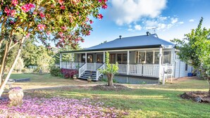A house with a covered porch, a small garden, and a lawn. - Bare Foot Luxury, minutes from Maleny Town Centre (Maleny)