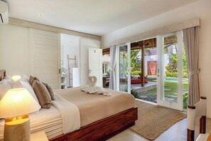 4 bedrooms, in-room safe, iron/ironing board, WiFi - Refurbished Villa Kaly – Central Seminyak Oberoi, 700m from Beach (Seminyak)