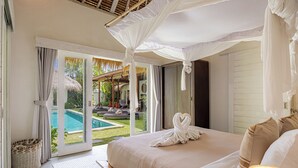 Une chambre avec un lit, une lampe de chevet, une fenêtre et une vue sur l’espace extérieur abritant une piscine.