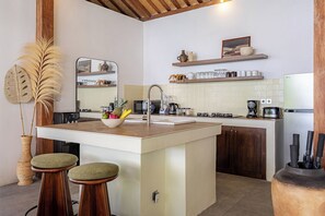 Kühlschrank, Mikrowelle, Herdplatte, Wasserkocher mit Kaffee-/Teezubehör