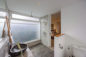 Douche, sèche-cheveux, serviettes fournies, shampoing