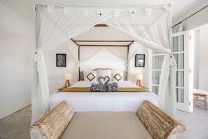4 bedrooms, in-room safe, iron/ironing board, free WiFi - Villa Mutiara Putih by Optimum Bali, Central Seminyak, Walk to beach (Seminyak)