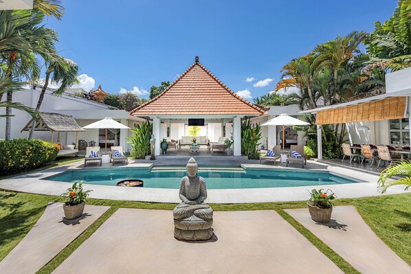 Outdoor pool, sun loungers