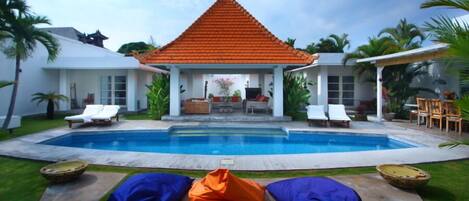 Außenpool, Liegestühle