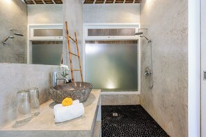 Douche, séchoir à cheveux, serviettes fournies, shampooing