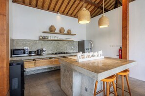 Frigorífico, microondas, placa de cocina y cafetera o tetera
