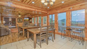 L’intérieur d’une cabane en bois comprend un coin repas, une cuisine et un salon.