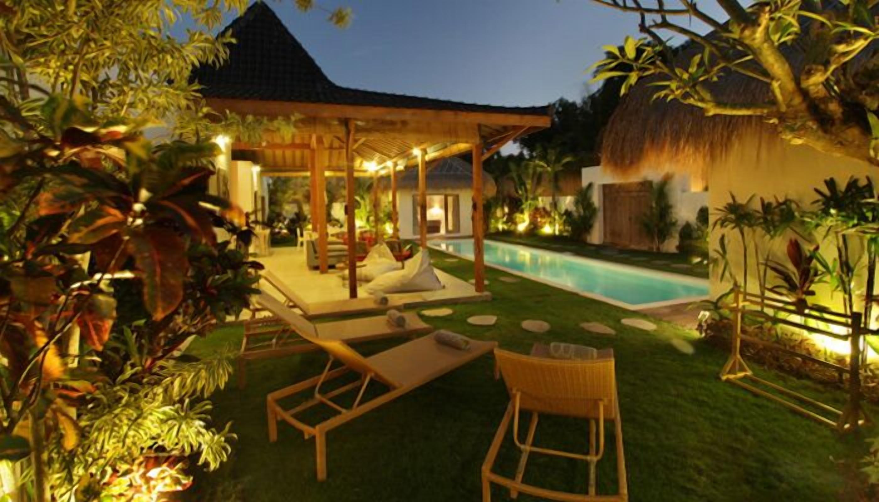 Utendørsbasseng og solsenger