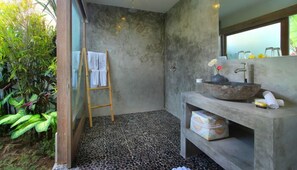 Een douche, een haardroger, handdoeken, shampoo