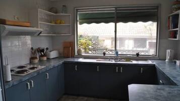 Een koelkast, een magnetron, een oven, een kookplaat