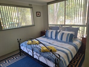 4 bedrooms, iron/ironing board, free WiFi, bed sheets - Big comfy family / pet friendly beach house (Denhams Beach)