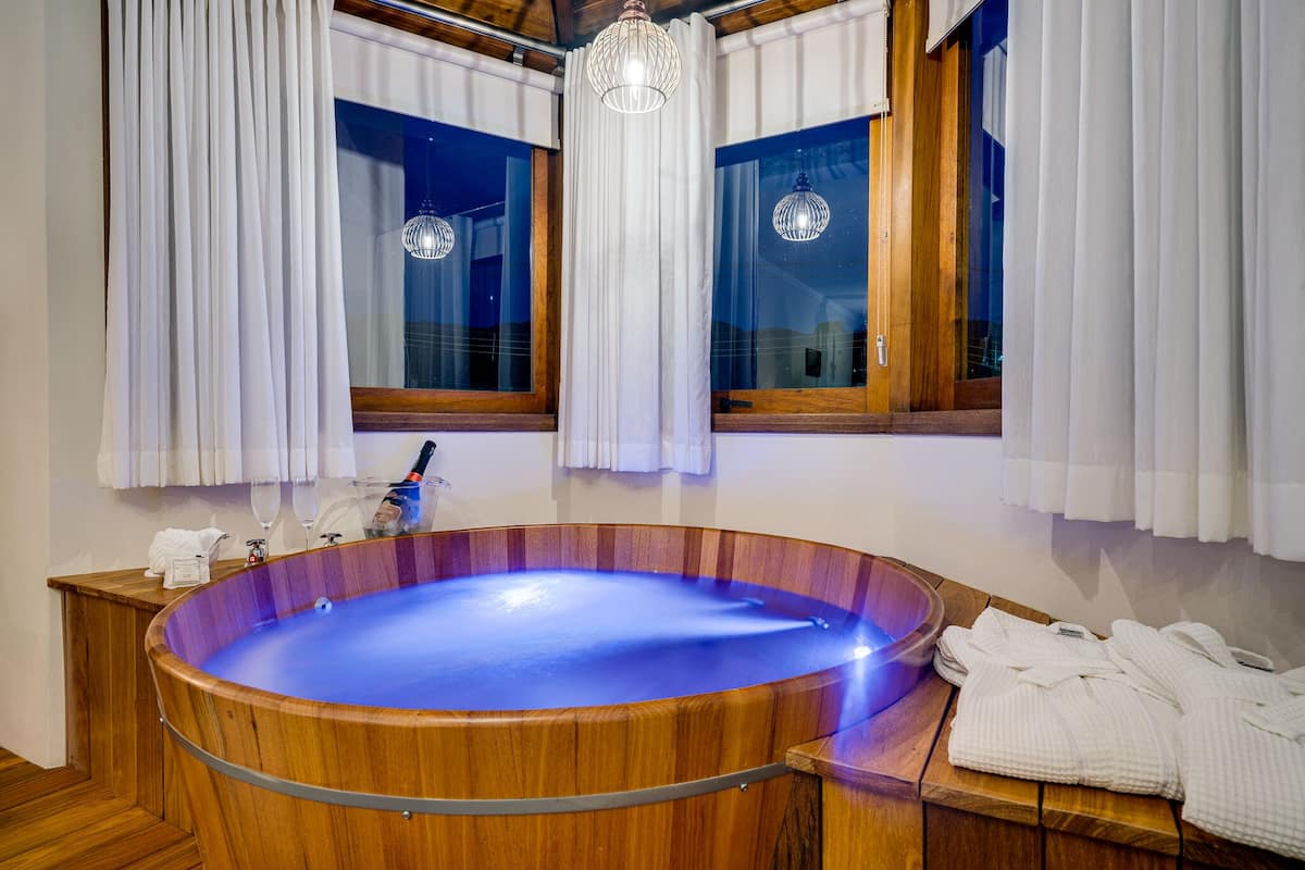 Quarto luxo, 1 cama Queen, Ofurô com hidromassagem, vista para a montanha | 露台/庭院