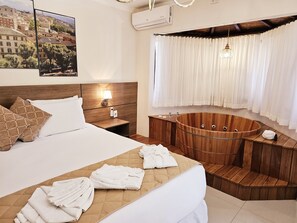 Deluxe Room, 1 Queen Bed, Jetted Tub, Mountain View | Pillow-top beds, minibar, laptop workspace, blackout curtains - Pousada Valle das Flores (Camanducaia)