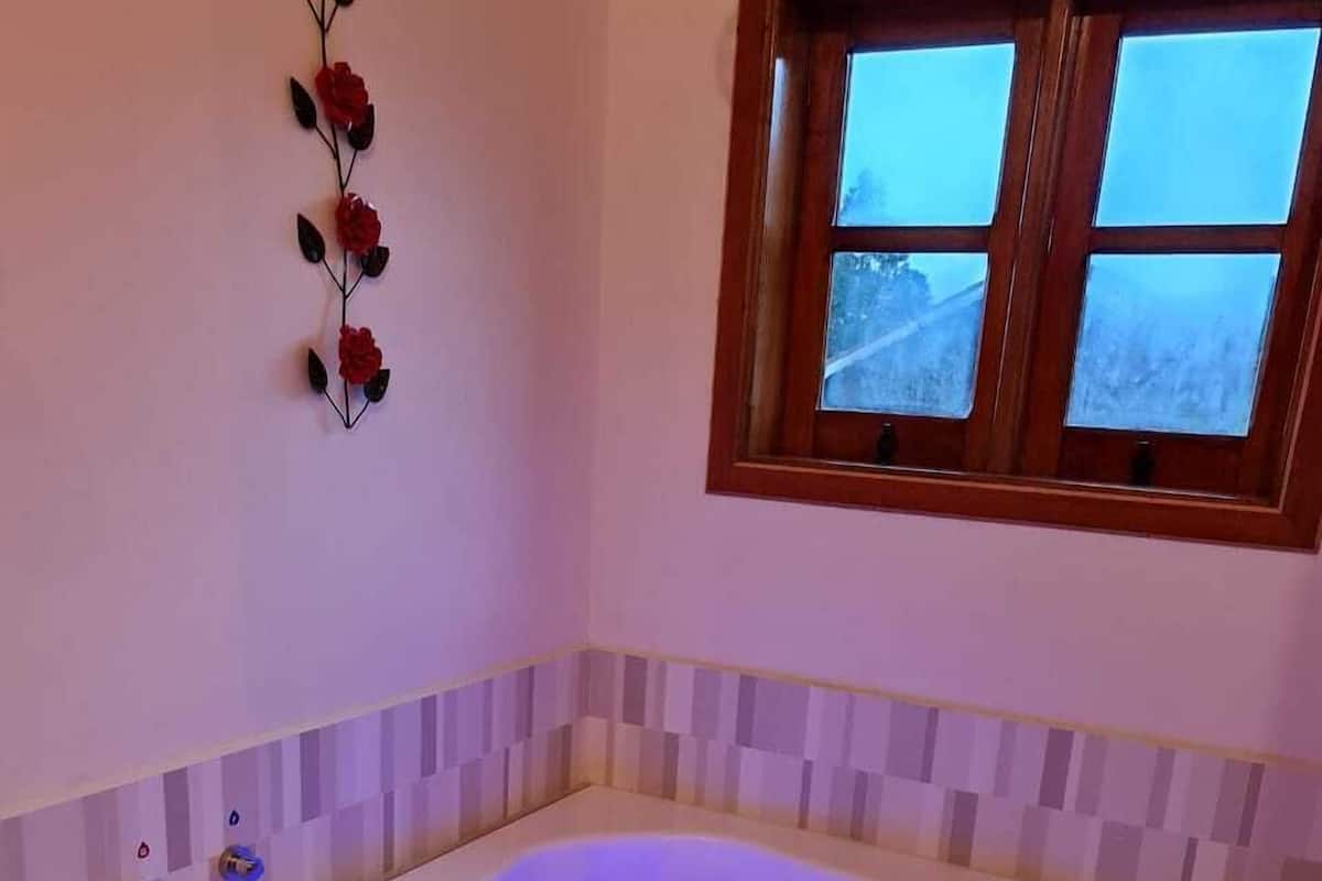 2 bedrooms, pillow-top beds, minibar, laptop workspace