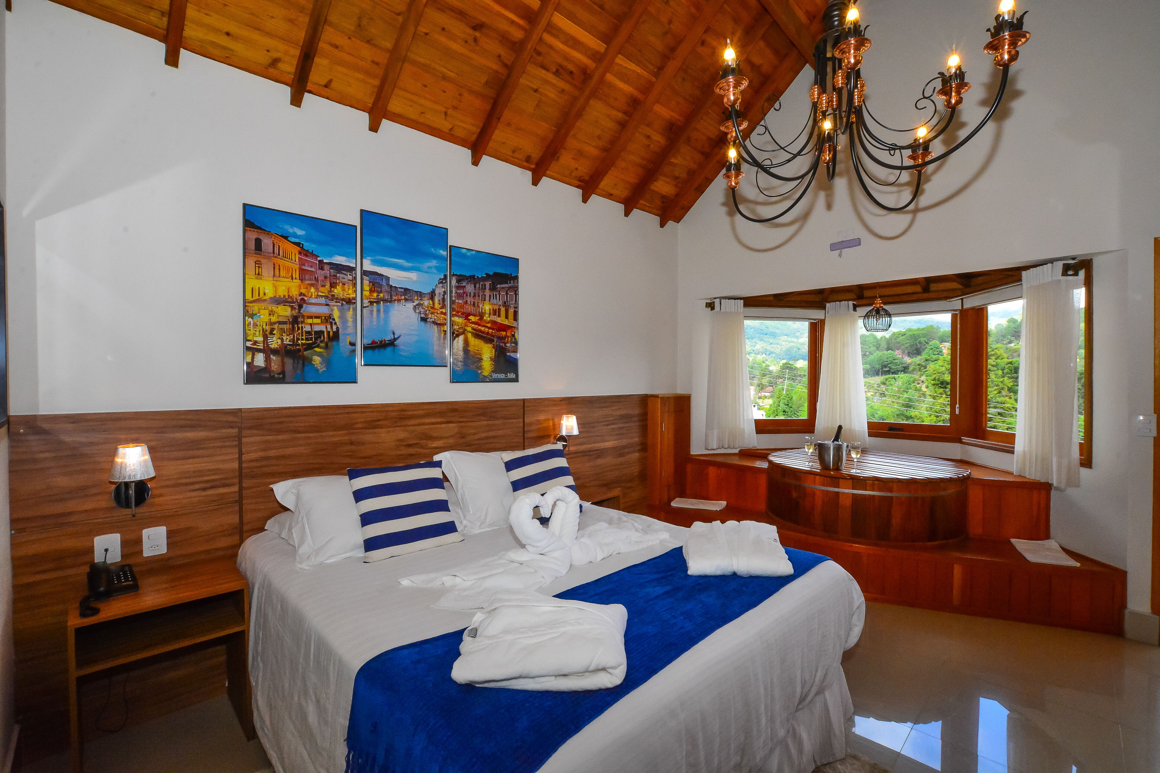 Luxury Suite (Banheira Ofurô) | Interior