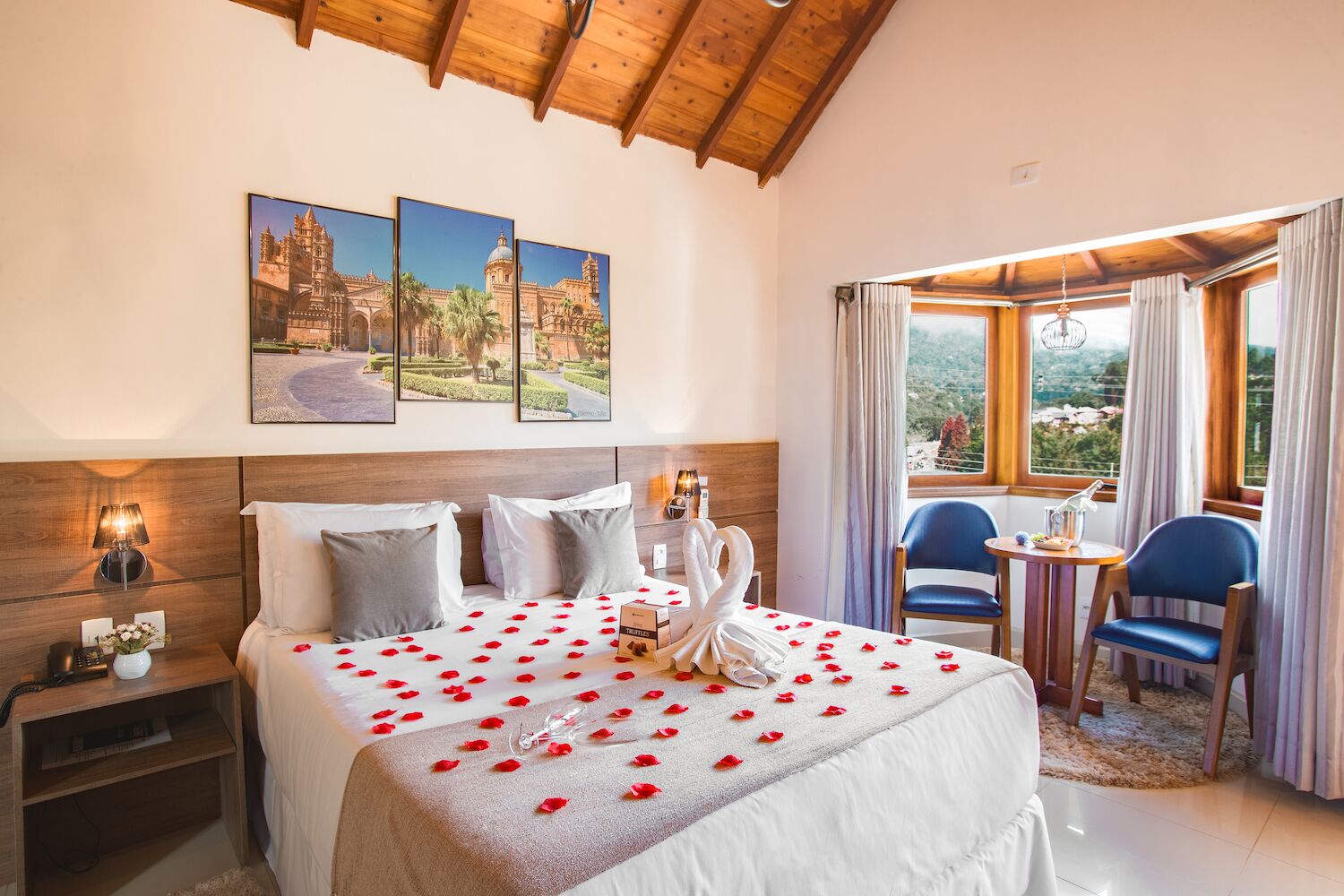 奢华套房, 按摩浴缸 | 加厚床垫、迷你吧、笔记本电脑工作区、遮光窗帘