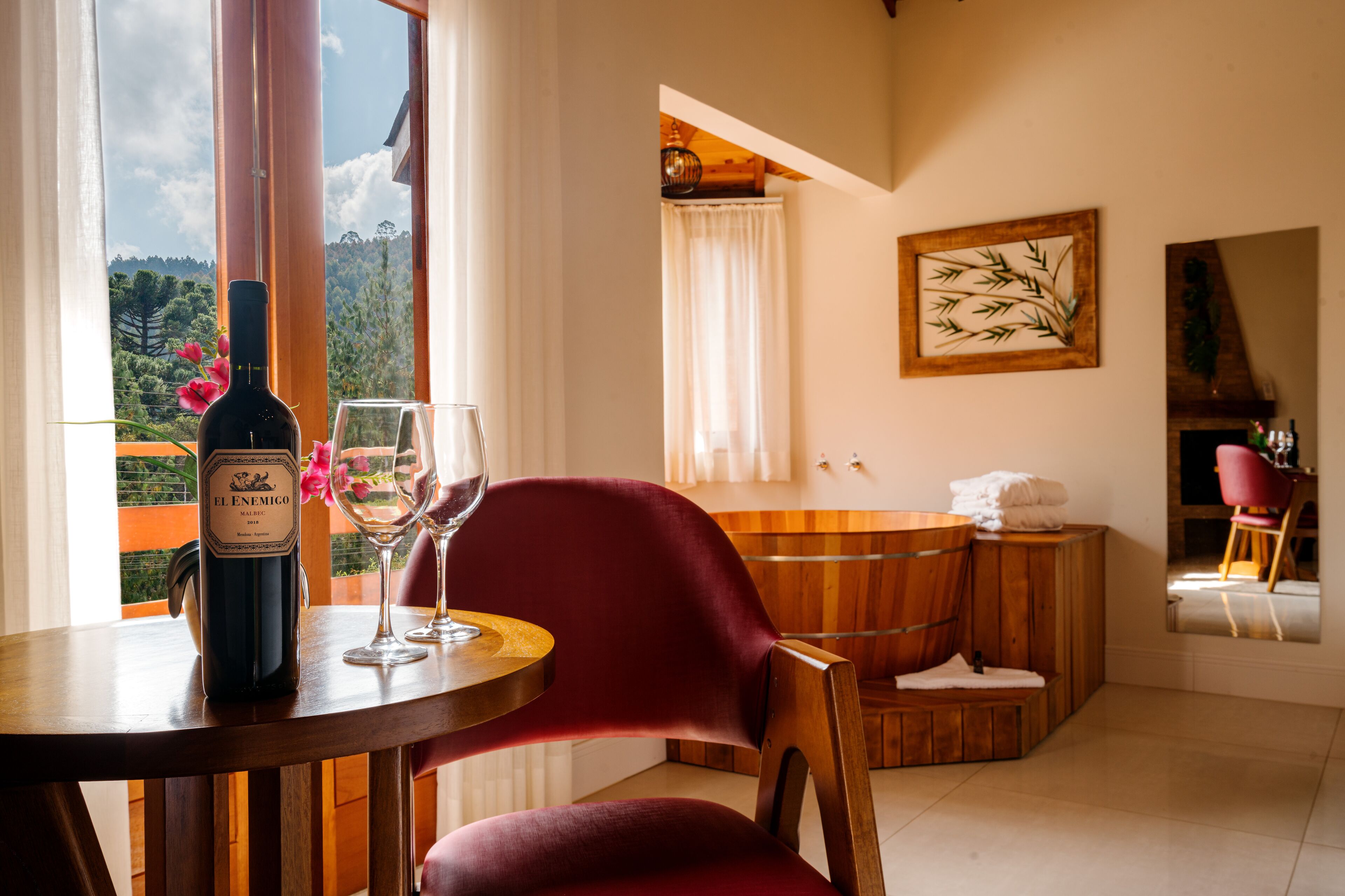 Chalé com Ofurô Deluxe. | Pillowtop beds, minibar, laptop workspace, blackout drapes