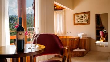 Chalé com Ofurô Deluxe. | 舒適加層、迷你吧、筆電工作空間、遮光布/窗簾