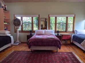 8 bedrooms, desk, iron/ironing board, free WiFi - Tasma House Daylesford Family/Groups - up to 16 (Daylesford 3460)