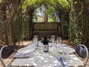 Outdoor dining - Tasma House Daylesford Family/Groups - up to 16 (Daylesford 3460)