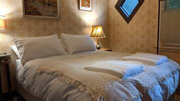 8 bedrooms, desk, iron/ironing board, free WiFi