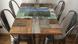 Una mesa de comedor con diseño de mapa, rodeada de sillas de metal.