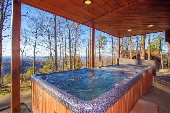 Outdoor spa tub - Timber Lodge: Mtn View, Large Groups, Home Theater, Game Room, spacious decks, near Attractions! (Sevierville)