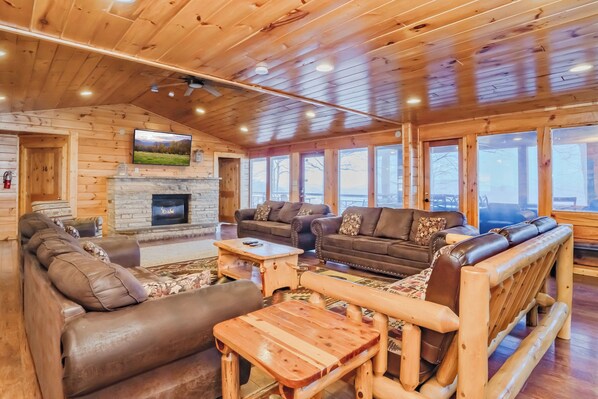 تلفزيون، مدفأة، ألعاب فيديو، كرة قدم الطاولة