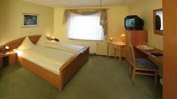 Double Room | Desk, blackout drapes, rollaway beds, free WiFi