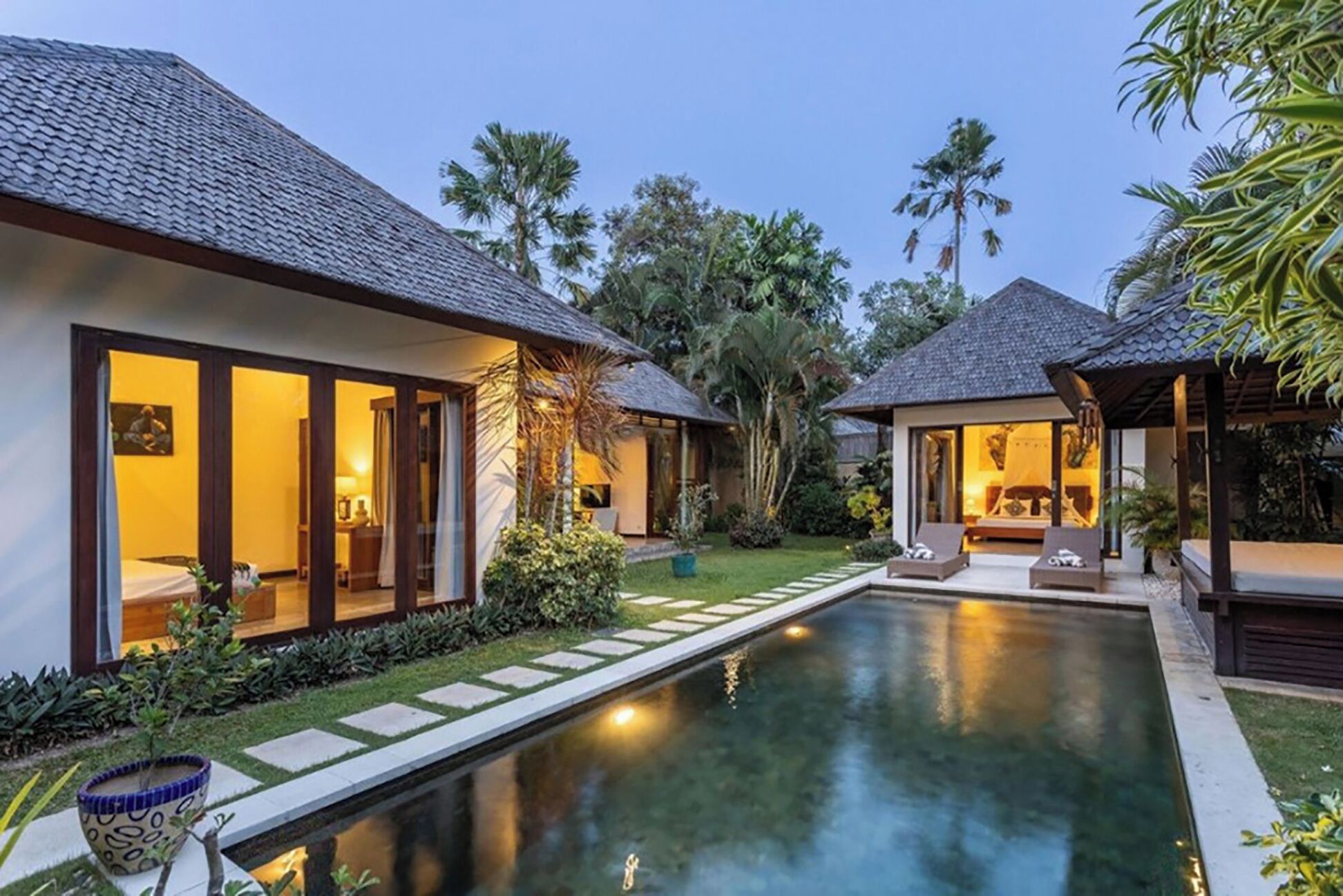 Piscina all'aperto, lettini