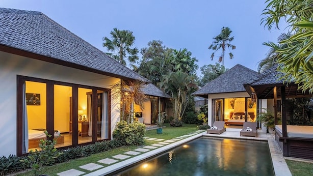 A resort with two guest villas, a swimming pool, and tropical landscaping. - Villa Tigamangga Central Seminyak Oberoi 10mn walk (Seminyak)