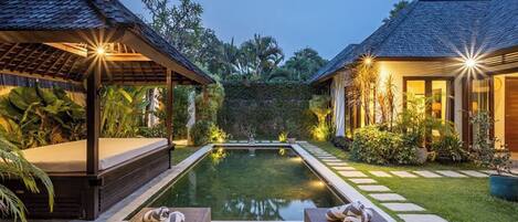 Außenpool, Liegestühle