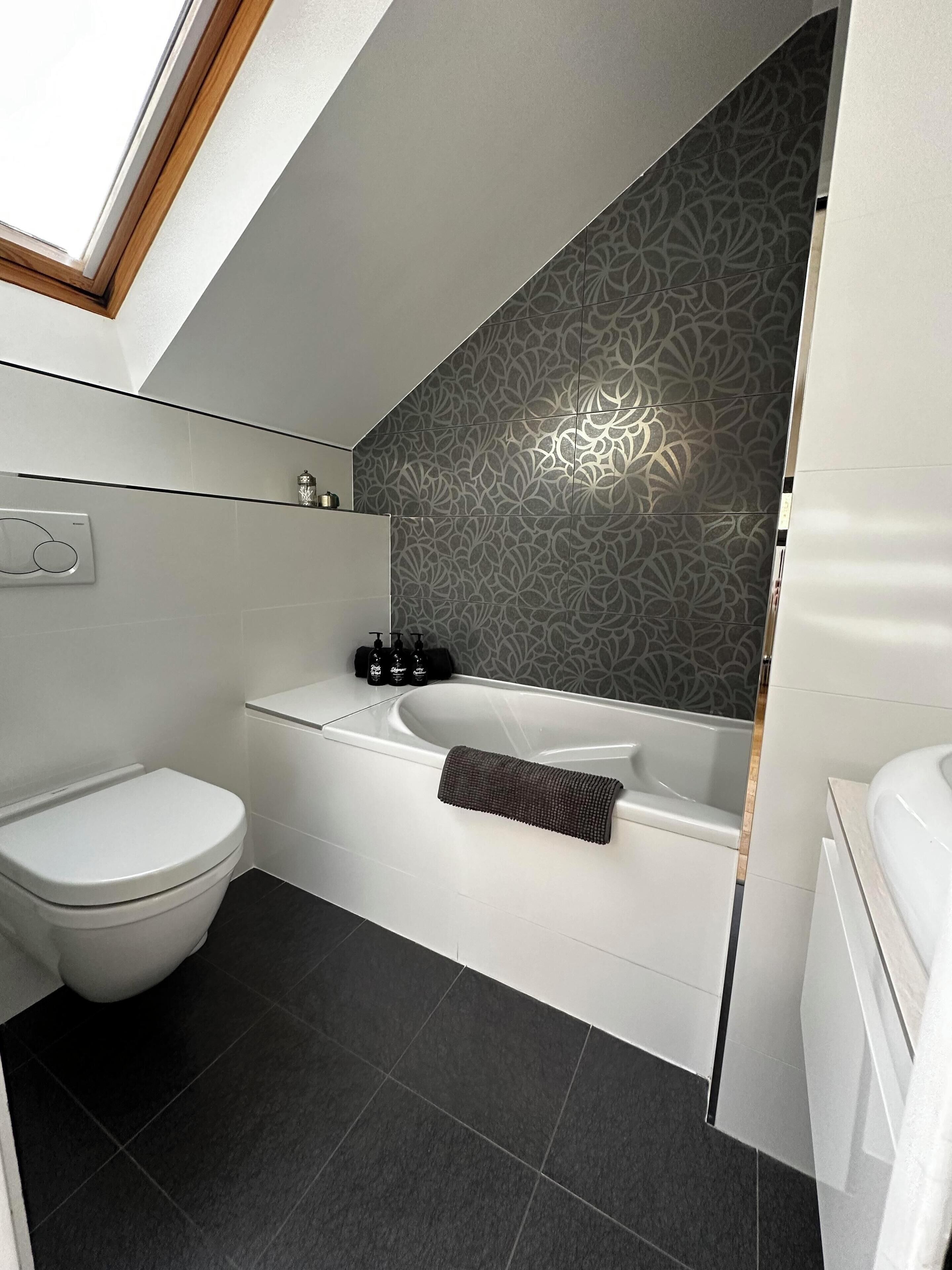 Double Room, Garden View (3) | Bathroom | Free toiletries, hair dryer, towels